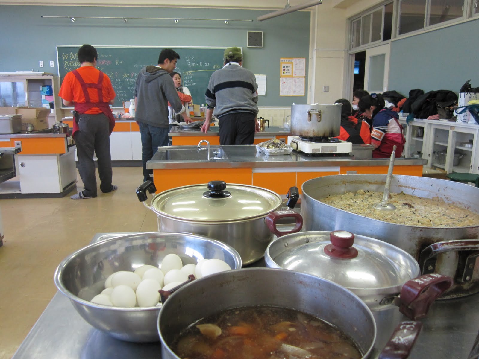 CARE distributes hot meals twice a day in three evacuation centers in Yamada, northern Japan. Photo CARE Japan2