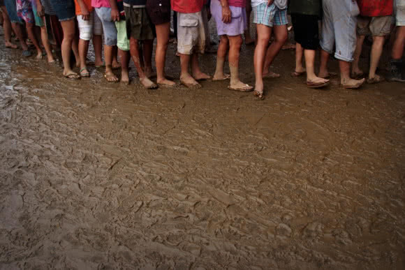 People wait for emergency assistance in the Philippines after Typhoon Ketsana. Photo: Ies Aznar/CARE