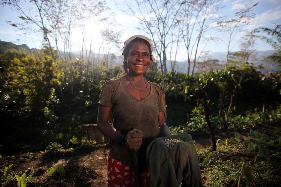 climate-change-blog-PNG-drought-resistant-crops-930-Josh-Estey CARE is helping farmers in PNG prepare for changing weather conditions by planting drought-resistant crops and adapting farming methods. ©Josh Estey/CARE