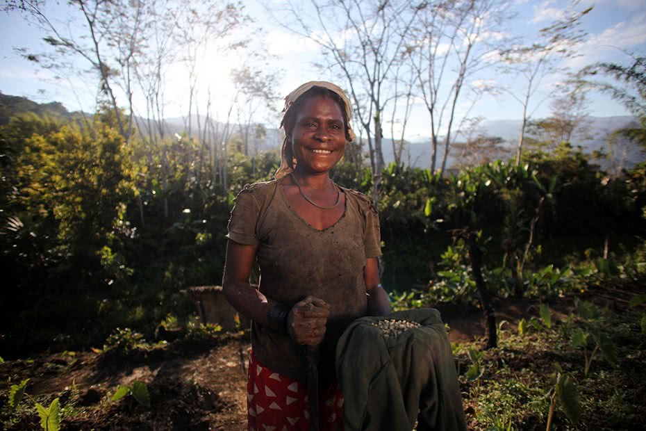 CARE is helping farmers in PNG prepare for changing weather conditions by planting drought-resistant crops and adapting farming methods. ©Josh Estey/CARE