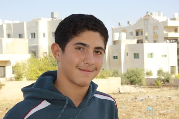 Six days a week, from 9 in the morning to 6 at night, Fadi (16) cleans bird cages, feeds the animals and sells them on the local market. He earns around four Euros every day, adding up to 96 Euros every month.