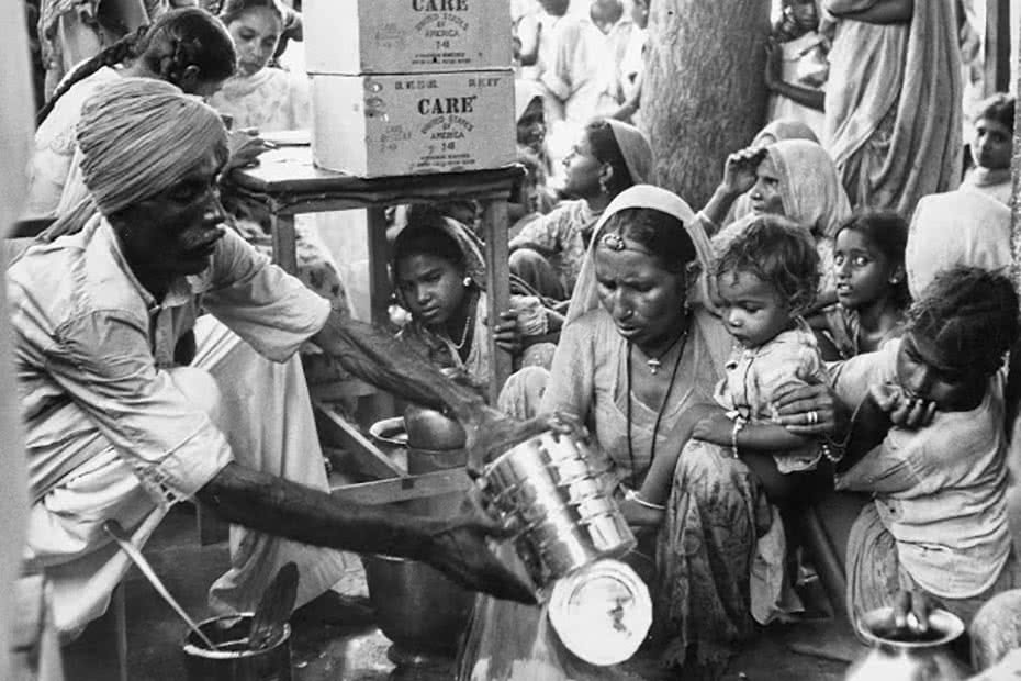 Historical photo of Indian mothers receiving rations of flour thanks to CARE.