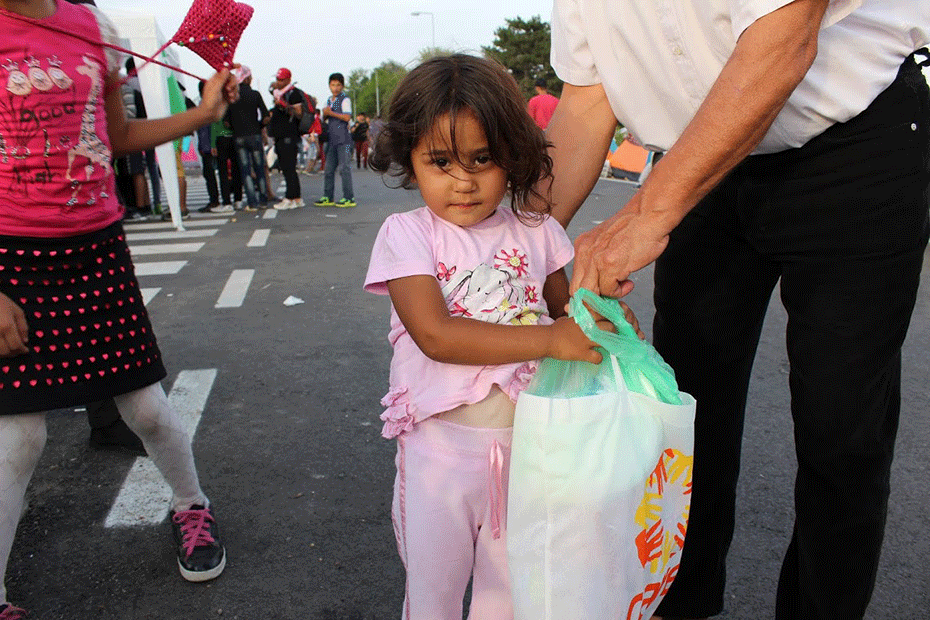 blog-thanks-australia-930-girl-syrian-refugee-balkans-4