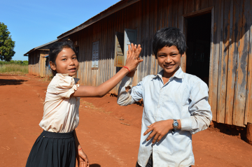 blog-multingual-education-in-cambodia-930-image-1-nak-and-mong-high-five-cambodia