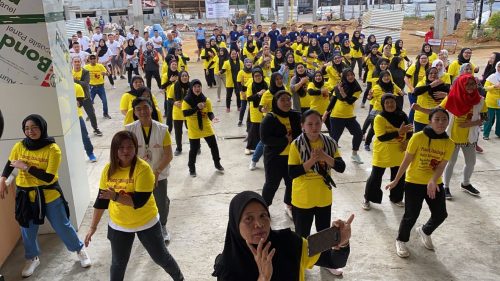 blog5 Photo: Before the pandemic, Zumba classes helped promote healthy living with displaced people in Marawi City, Philippines. Zumba classes have now moved online.