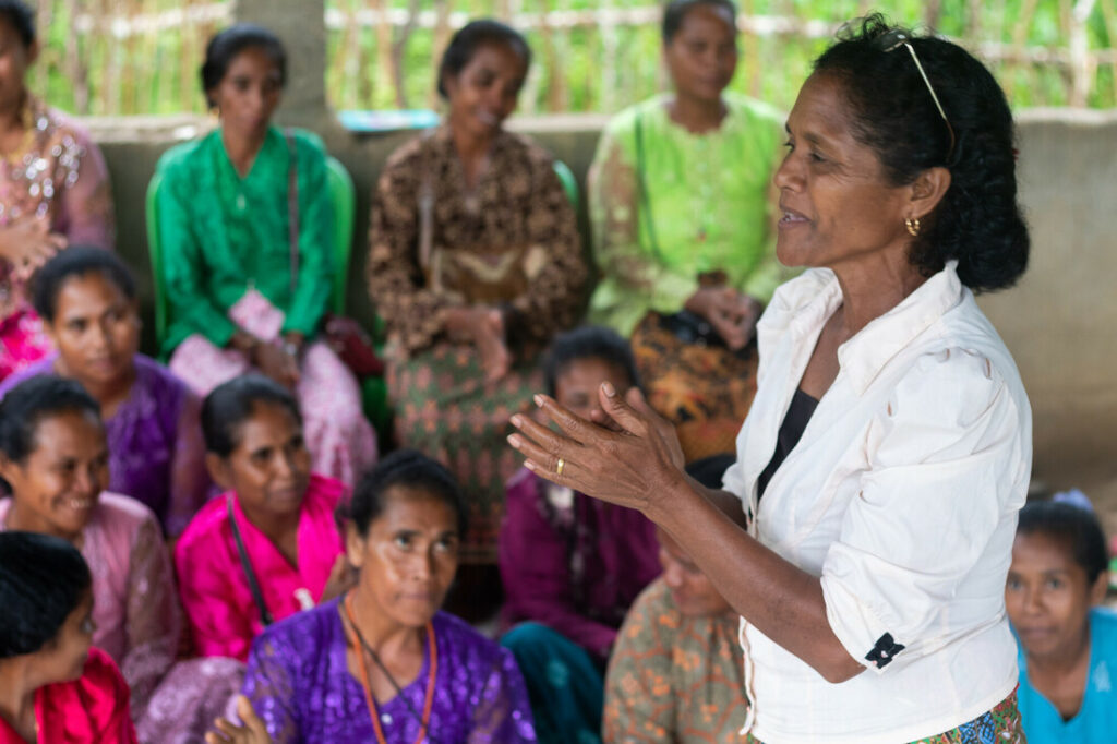 RS104831_2023_Timor-Leste_Disaster_READY_Petronella_da_Cruz_with_community_SW_008-scr