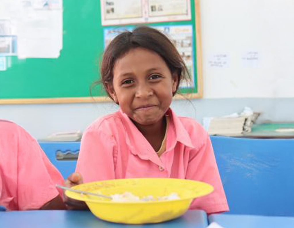 Schoolchildren-receiving-first-school-meal-in-2025_Sylvio-Fonseca - resize