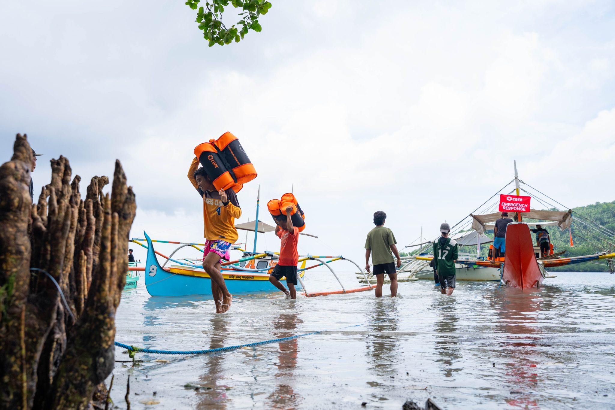 RS130652_Smaller boats to distribution site in Barangay Camahual (38) (1)